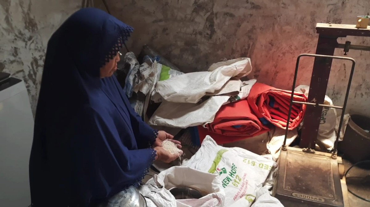 Salah seorang pedagang beras di Kabupaten Trenggalek. (Foto: Bramanta Pamungkas/jatimnow.com)