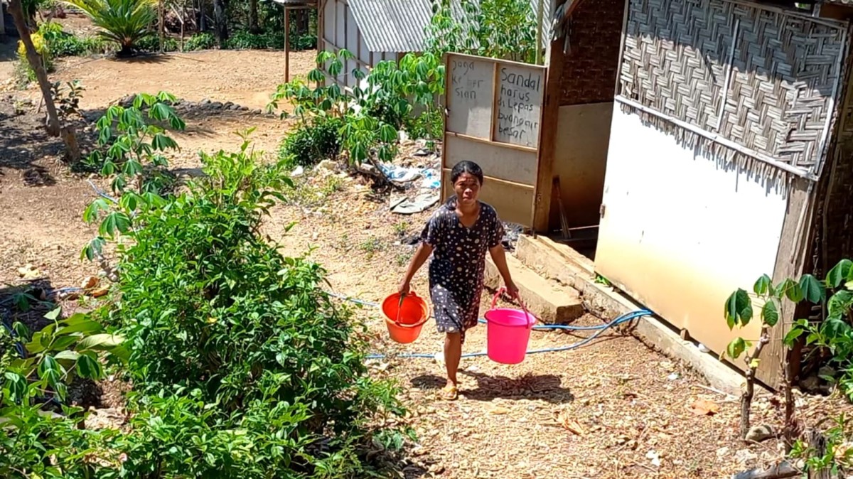 Warga Trenggalek saat mencari air bersih. (Foto: Bramanta Pamungkas/jatimnow.com)