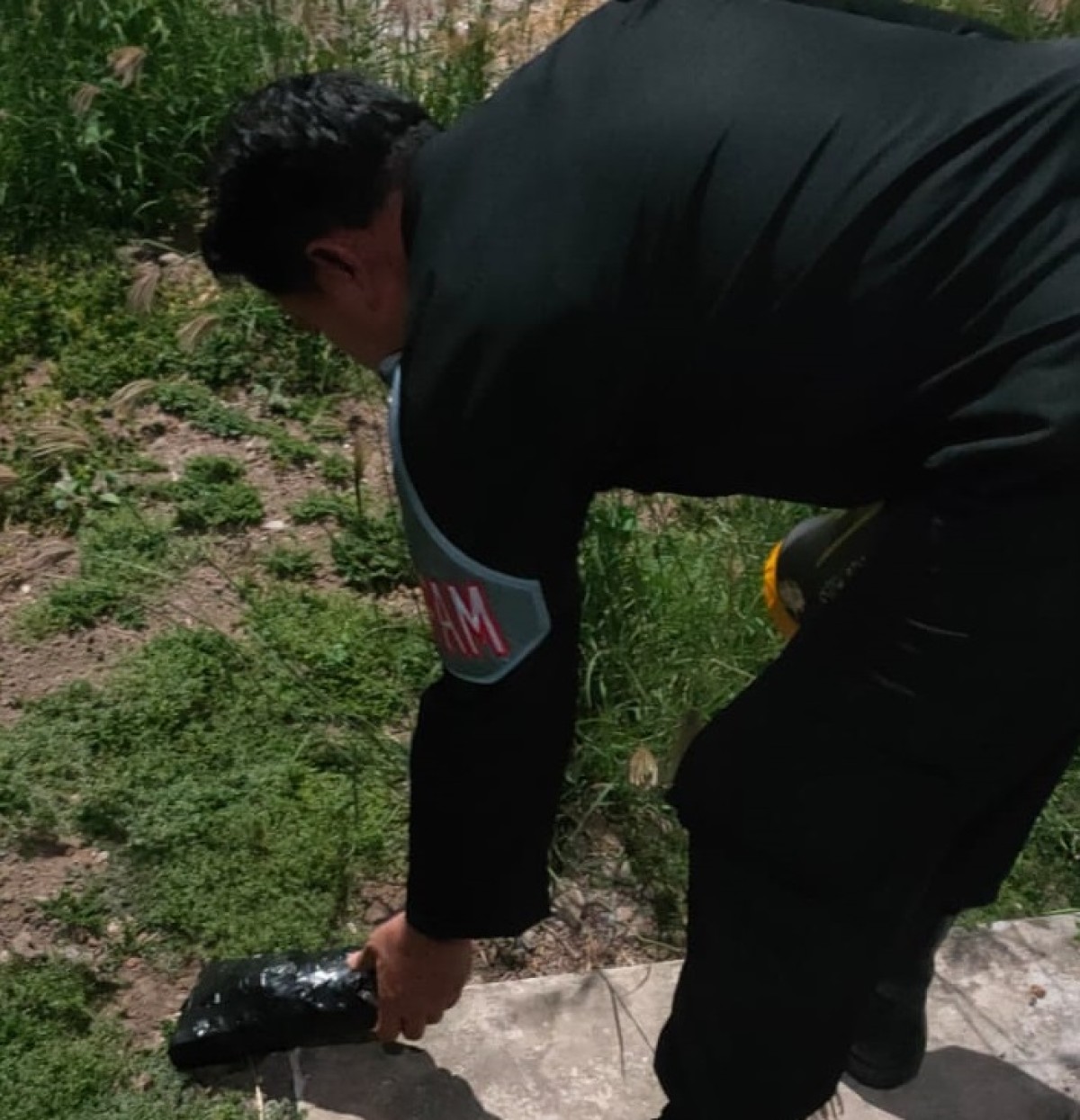 Bungkusan kotak berisi handphone yang ditemukan petugas lapas. (Dok Lapas Tulungagung for jatimnow.com)