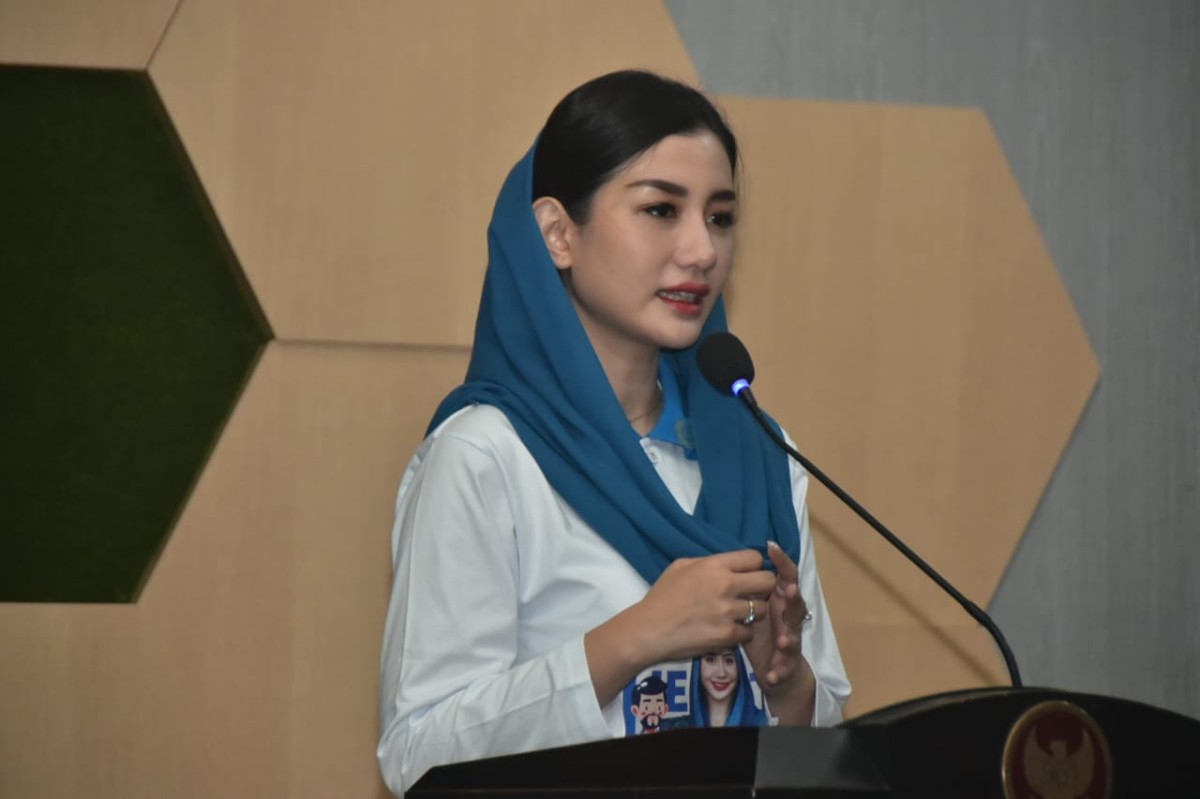 Ketua TP PKK Trenggalek Novita Hardini saat bersama kader posyandu. (Foto: Dok Prokopim Trenggalek for jatimnow.com)