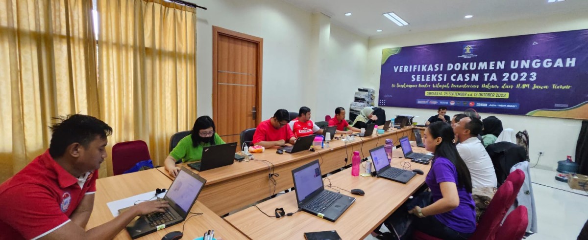 Proses verifikasi dokumen.  (Foto: Humas Kemenkumham Jatim)