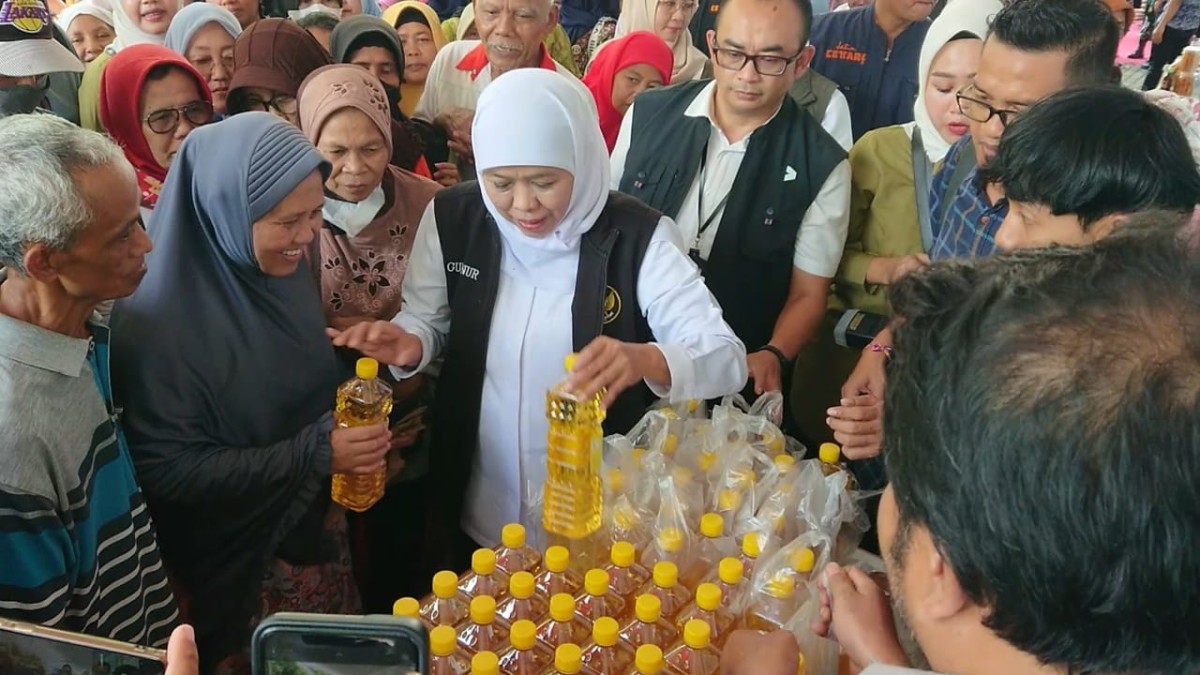 Khofifah Indar Parawansa saat membagikan sembako gratis. (Foto: Bramanta Pamungkas/jatimnow.com)