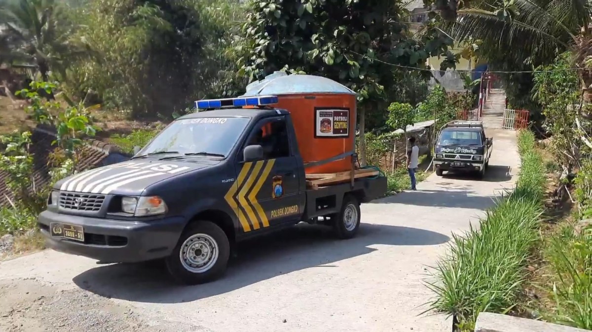 Mobil patroli polisi dimodifikasi menjadi mobil gentong. (Foto: Bramanta Pamungkas/jatimnow.com)