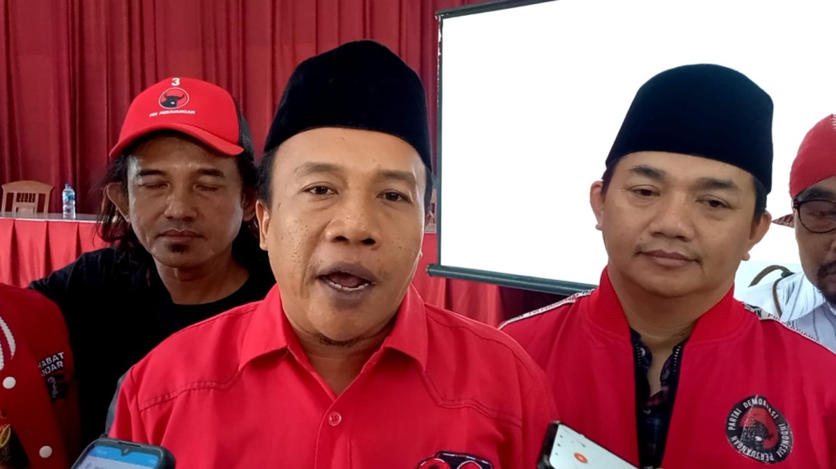 Kader PDIP di Trenggalek gelar nobar pengumunan Bacawapres. (Foto: Bramanta Pamungkas/jatimnow.com)