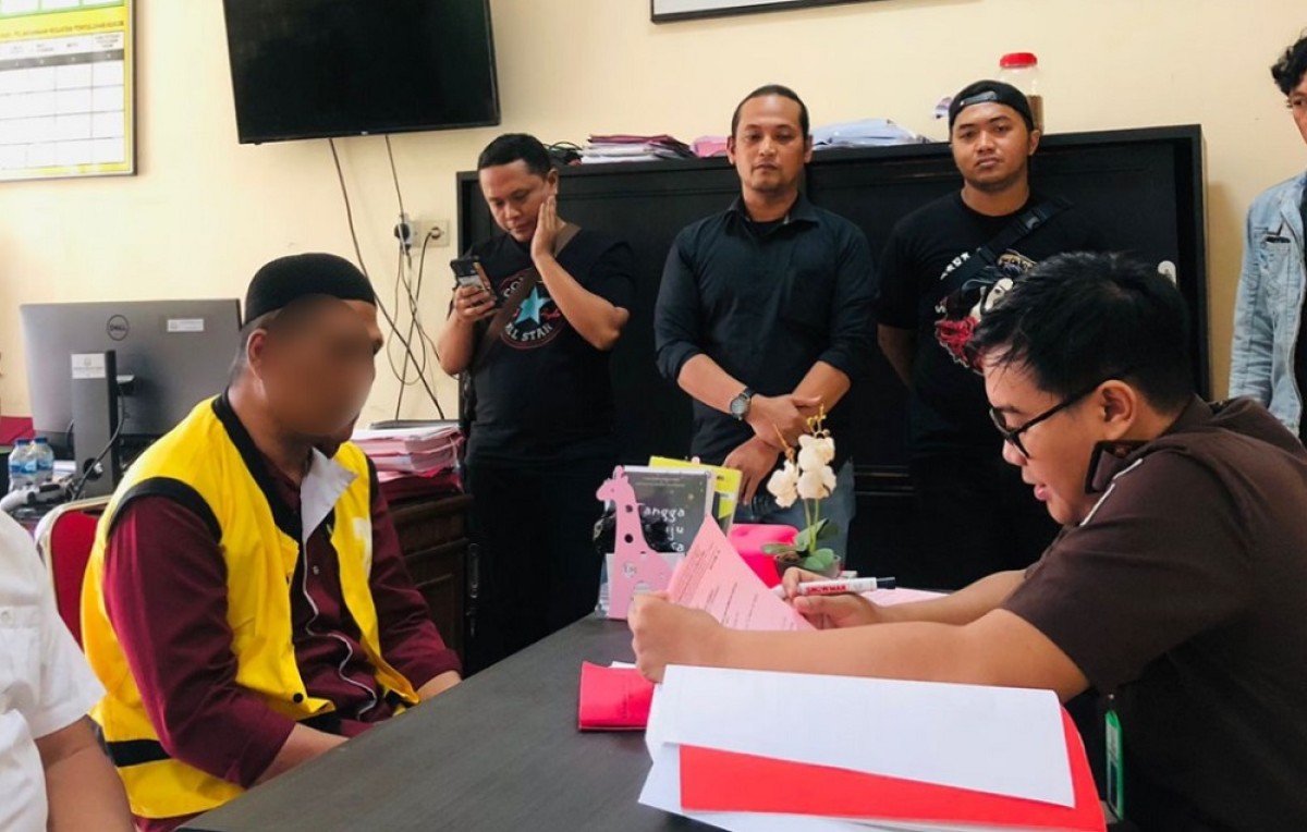 Tersangka saat diserahkan ke Kejaksaan Negeri Tulungagung. (Foto: Kejari Tulungagung)