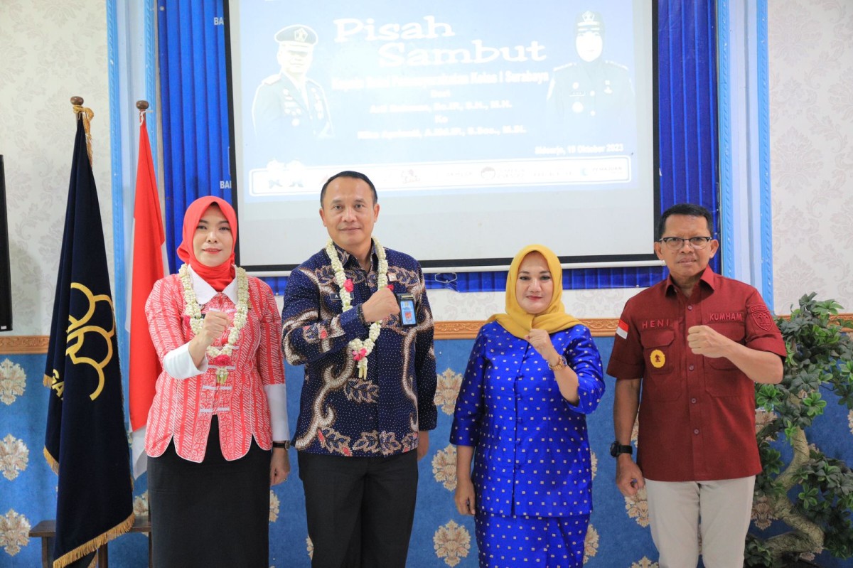 Kepala Bapas Surabaya resmi diemban pejabat baru, Kamis (19/10/2023). Kepala Bapas Surabaya yang lama, Arif Rahman menyerahkan tongkat kepemimpinannya kepada Rika Aprianti. (Foto: Humas Kemenkumham Jatim)