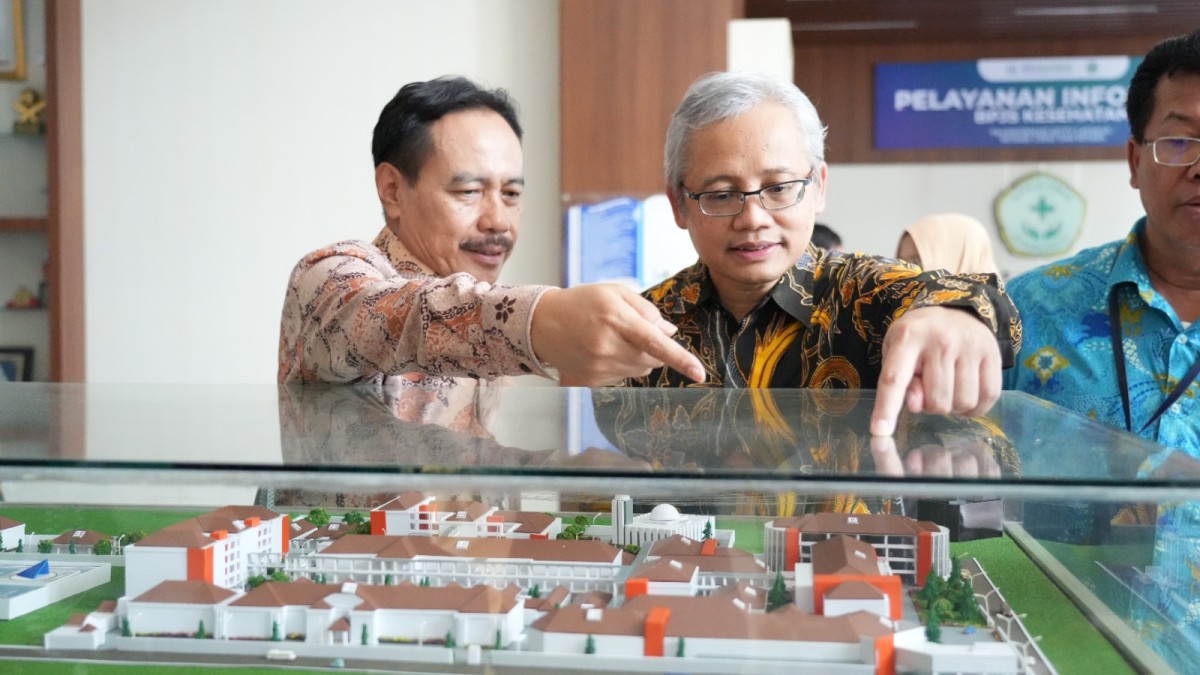 Sekjen Kemenkes RI Kunta Wibawa saat berkunjung ke RSUD dr Iskak Tulungagung. (Foto: Humas RSUD dr Iskak)