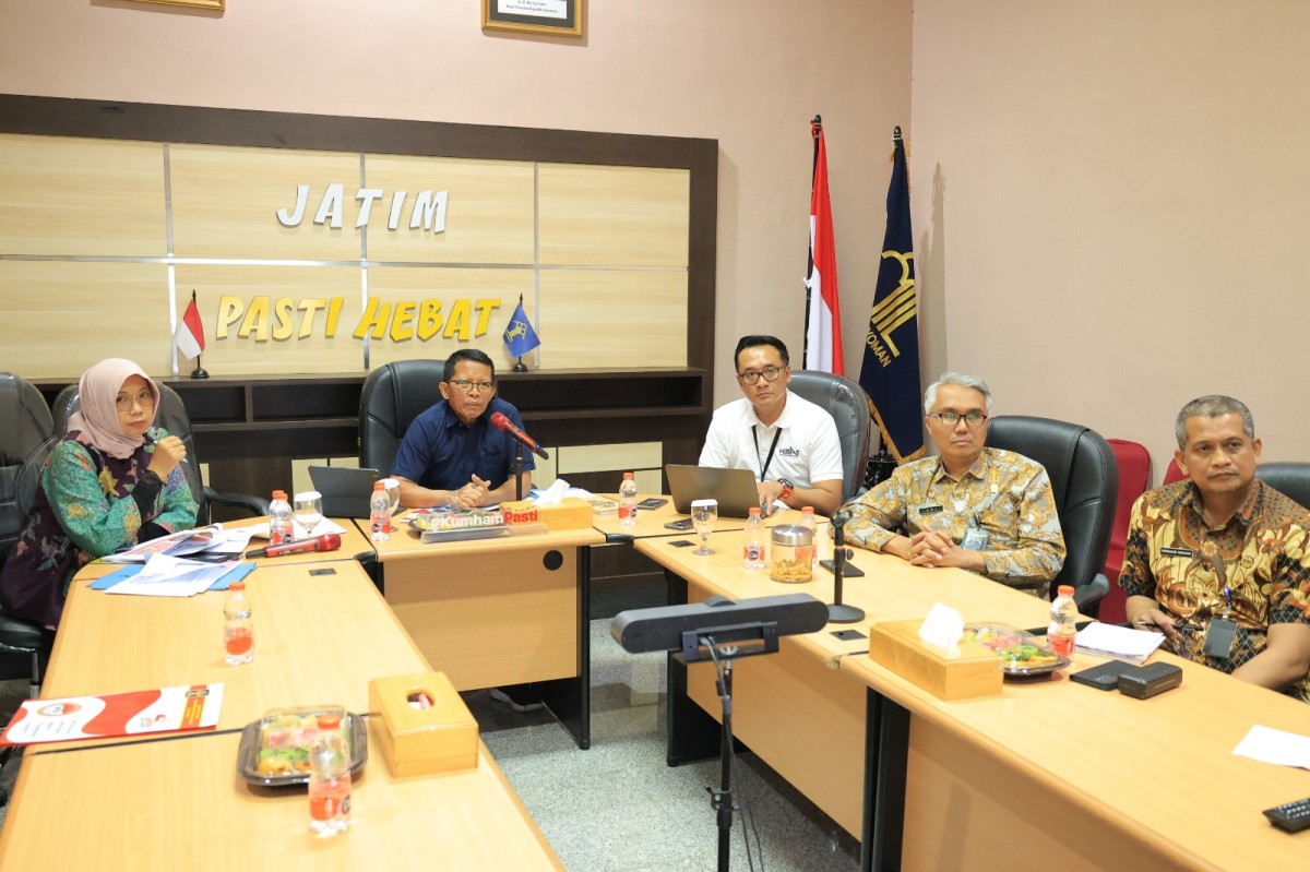 Kakanwil Kemenkumham Jatim Heni Yuwono menggelar rapat terbatas . (Foto:  Humas Kemenkumham Jatim)