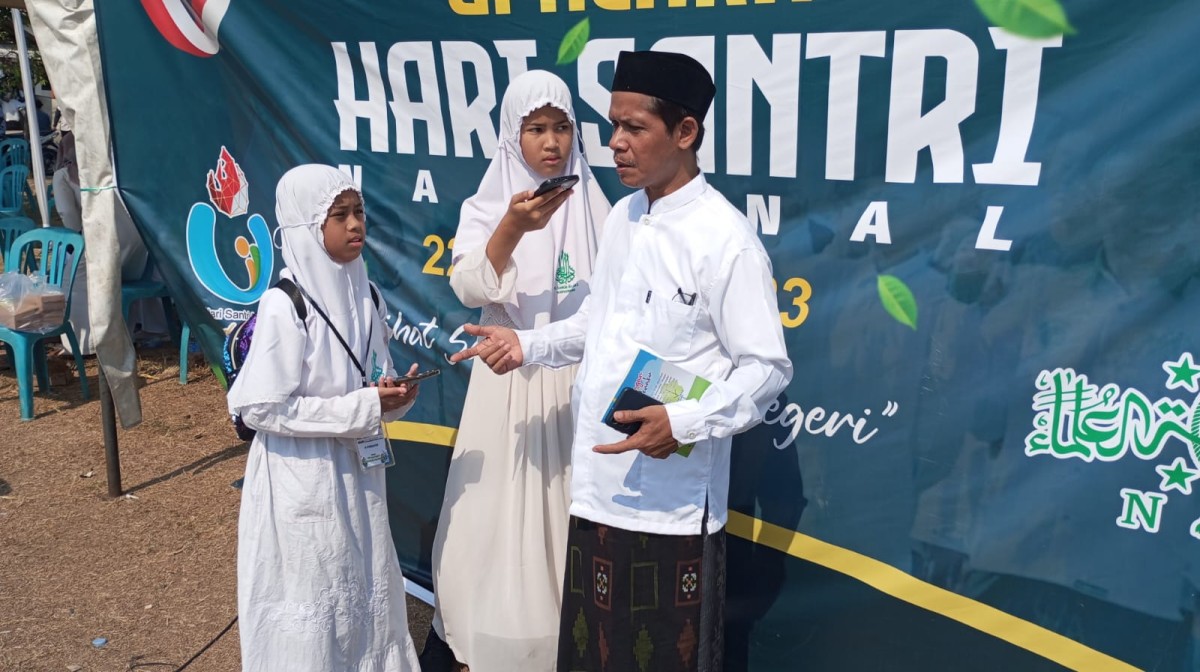 Siswi MI Darun Najah II Banyuwangi saat melakukan wawanacara. (Foto: Ishom for jatimnow.com)