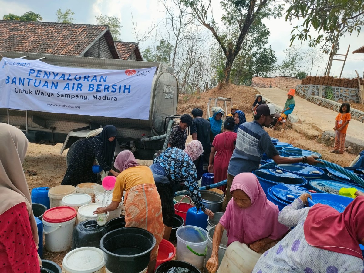 Penyaluran air bersih dari Pelindo Regional 3 untuk warga Sampang Madura yang mengalami kekeringan. (Foto: Humas  Pelindo Regional 3 for jatimnow.com).