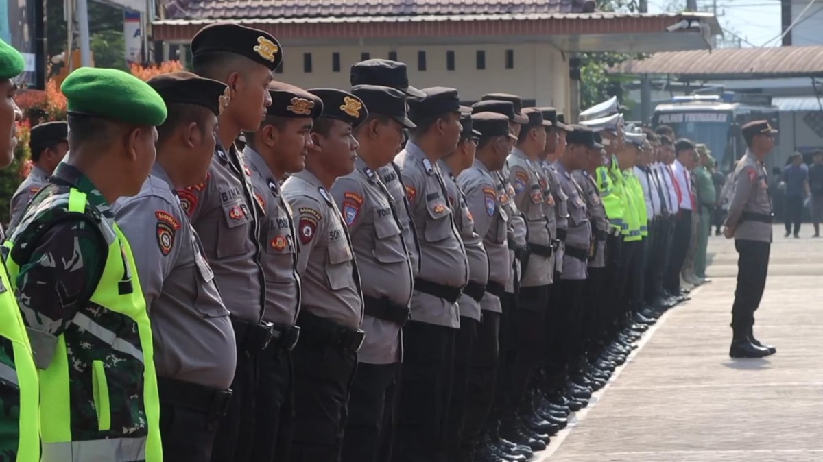 Personel pengamanan Pilkades Trenggalek. (Foto: Bramanta Pamungkas/jatimnow.com)