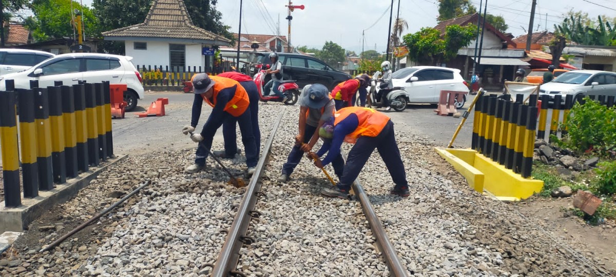 Pekerja melakukan perbaikan rel di Tulunaggung. (Dok Daop 7 Madiun for jatimnow.com)
