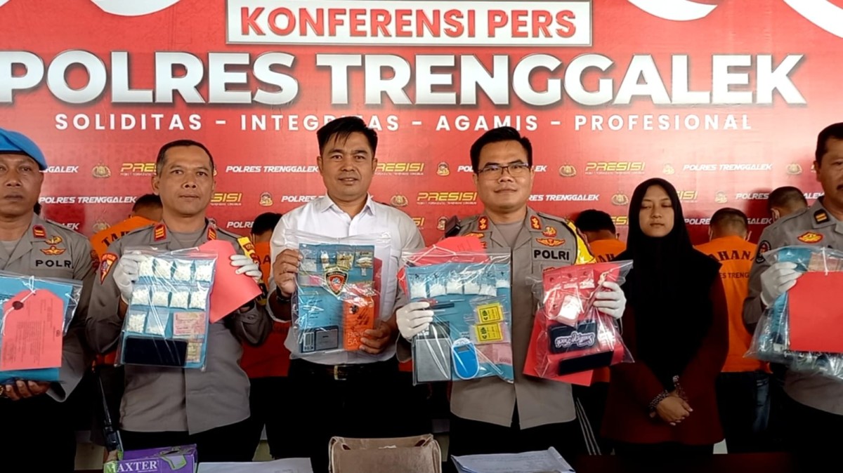 Polisi menunjukkan barang bukti hasil ungkap narkoba selama sebulan. (Foto: Bramanta Pamungkas/jatimnow.com)