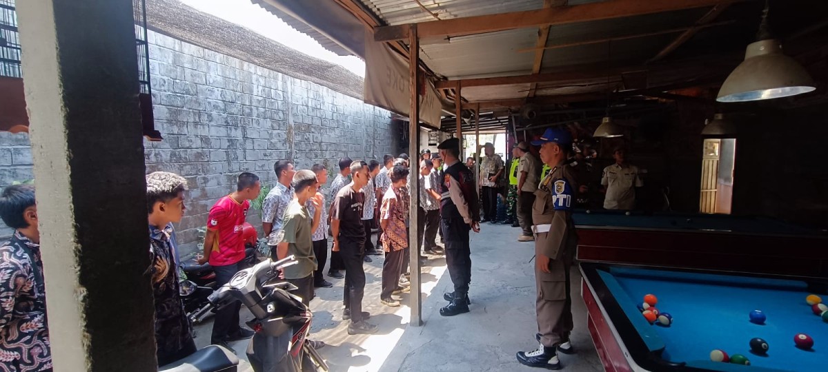 Razia pelajar di warung kopi Tulungagung. (Foto: Dok Satpol PP Tulungagung for jatimnow.com)