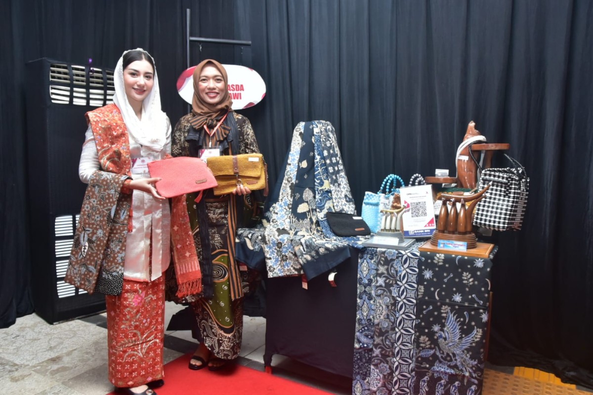 Ragam produk UMKM yang dikenalkan Ketua Dekranasda Trenggalek, Novita Hardini. (Dok Prokopim Trenggalek for jatimnow.com)