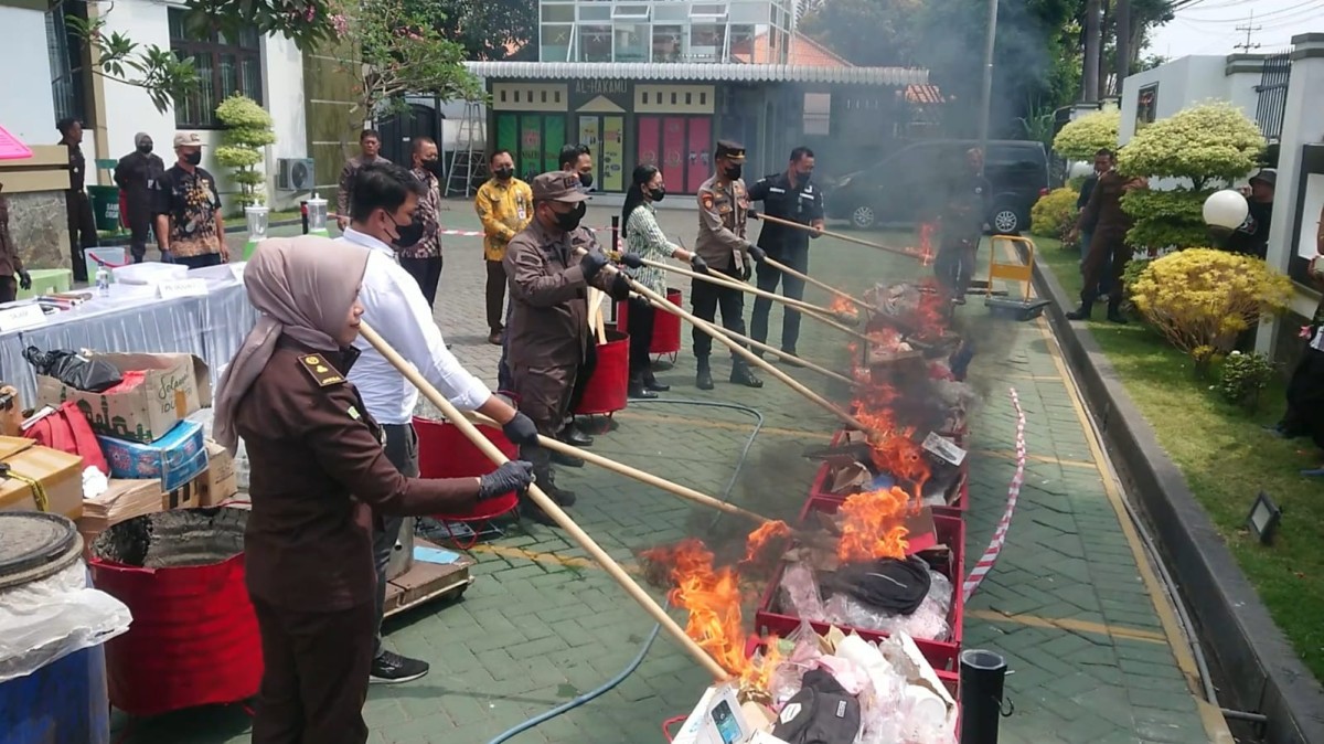 Petugas saat memusnahkan barang bukti. (Foto: Bramanta Pamungkas/jatimnow.com)
