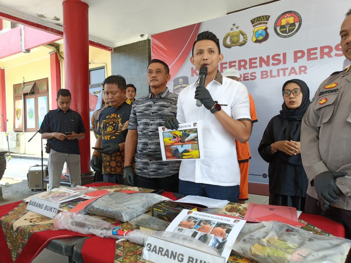 Polisi saat menangkap tersangka. (Foto: Dok Polres Blitar for jatimnow.com)