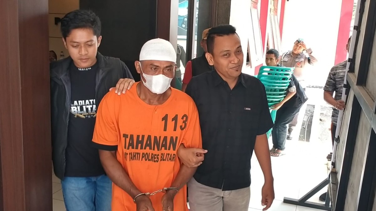 Tersangka saat dikeler polisi. (Dok Polres Blitar for jatimnow.com)