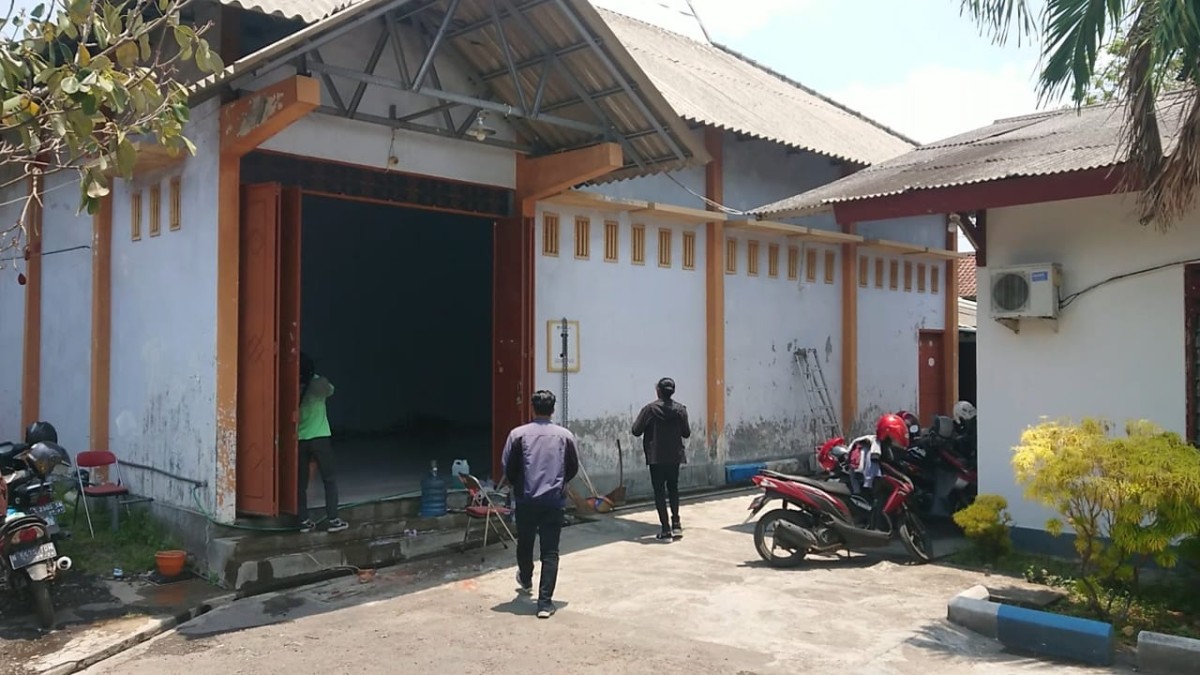 Petugas membersihkan gudang di KPU Tulungagung. (Foto: Bramanta Pamungkas/jatimnow.com)