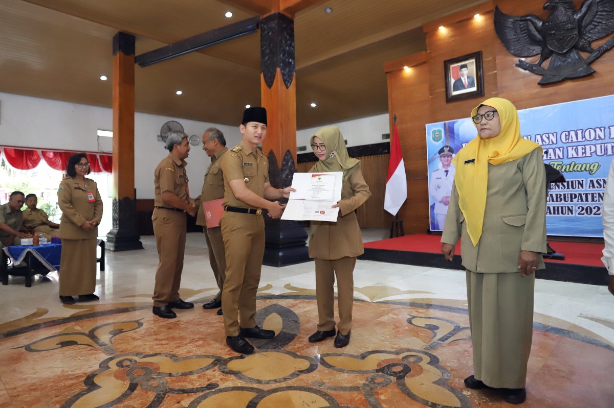 Bupati Trenggalek, Mochamad Nur Arifin saat menyerahkan SK Purna Tugas. (Dok Prokopim Trenggalek for jatimnow.com)