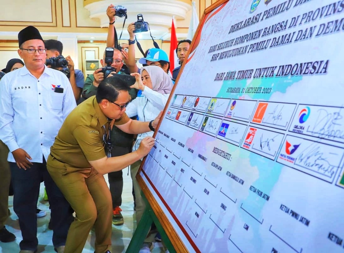 Sekdaprov Jatim Adhy Karyono secara simbolis menyatakan janji netral untuk ASN se Jatim di Makodam V Brawijaya (foto: Humas Pemprov Jatim for jatimnow.com)