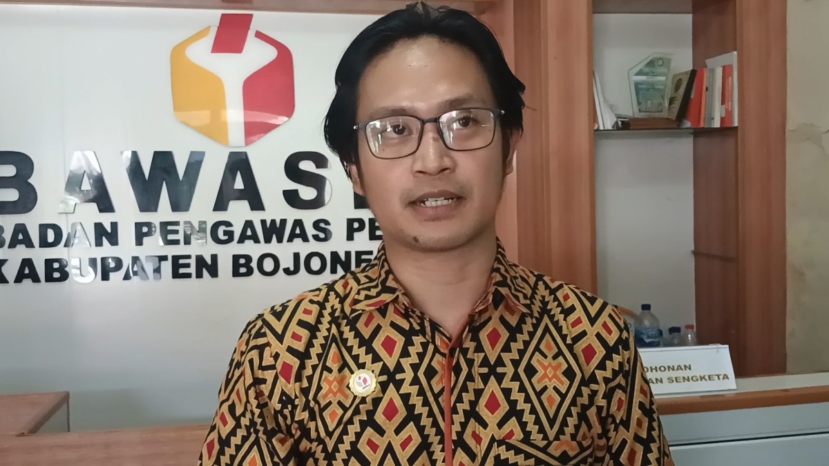 Ketua Bawaslu Bojonegoro Handoko Sosro Hadi Wijoyo usai menerima aduan Anwar Sholeh (Foto: Mibahul Munir/jatimnow.com)