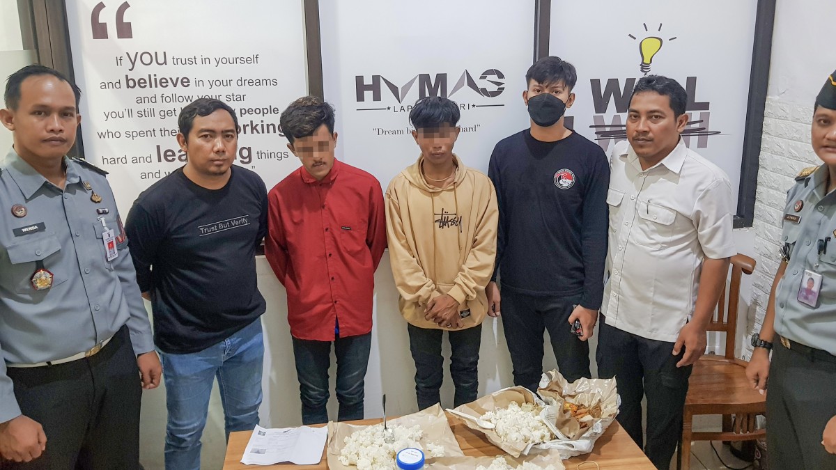 Kedua pelaku penyelundupan nasi putih bercampur narkoba di Lapas Kediri. (Foto: Lapas Kediri/jatimnow.com)