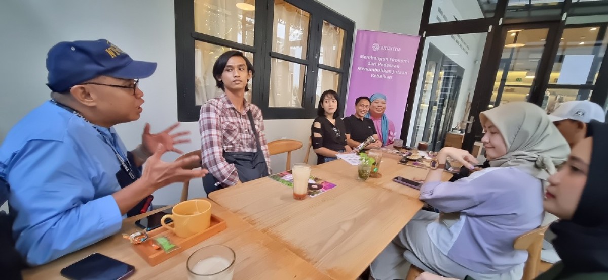 Tim Amartha bersama para Wartawan Kota Surabaya di Cafe B.ARU Surabaya, Kamis (9/11/2023). (Foto: M Zainal Arif/jatimnow.com)