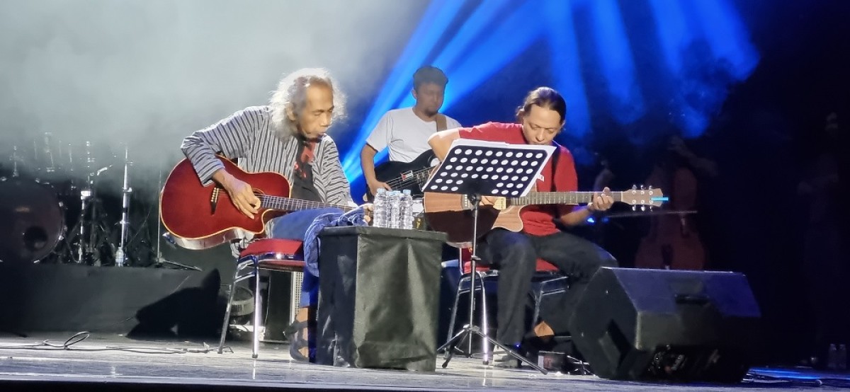 Penampilan Sawung Jabo dan Sirkus Barock diatas panggung Gedung Cak Durasim, kompleks Taman Budaya Jawa Timur Jl. Genteng Kali 85 Surabaya, Selasa (14/11/2023) malam. (Foto: Mohammad Zainal Arif/jatimnow.com)