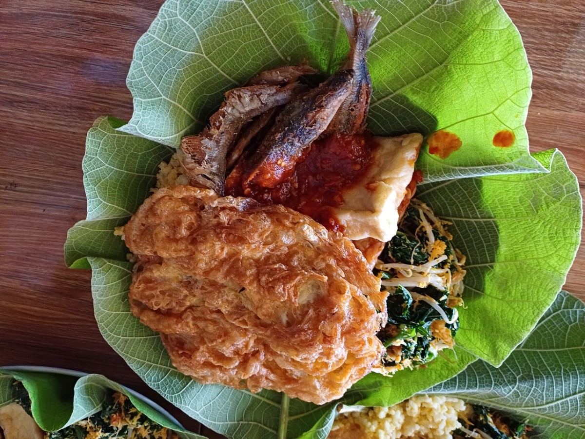 Nasi jagung daun jati olahan Bu Sih di Desa Moronyamplung, Kecamatan Kembangbahu Lamongan. (Foto : Adyad Ammy Iffansah/jatimnow.com)