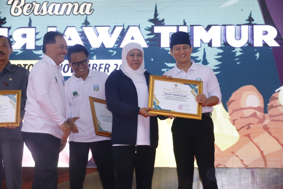 Bupati Trenggalek Mochamad Nur Arifin saat menerima penghargaan. (Dok Prokpim Trenggalek for jatimnow.com)