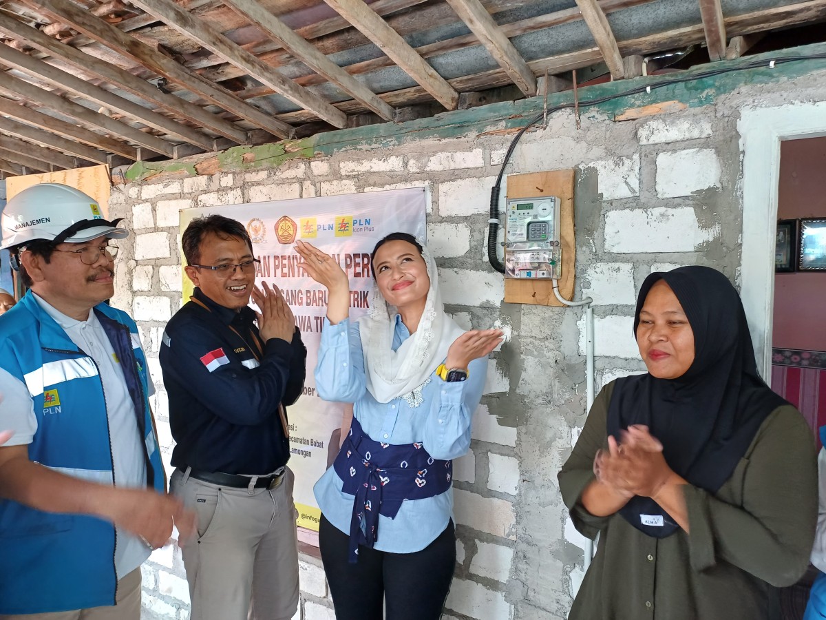 Salah satu penerima bantuan BPBL di Desa Kuripan, Kecamatan Babat, Lamongan saat ditinjau DPR RI, PLN, dan Kementerian ESDM Ditjen Gatrik. (Foto : Adyad Ammy Iffansah/jatimnow.com)