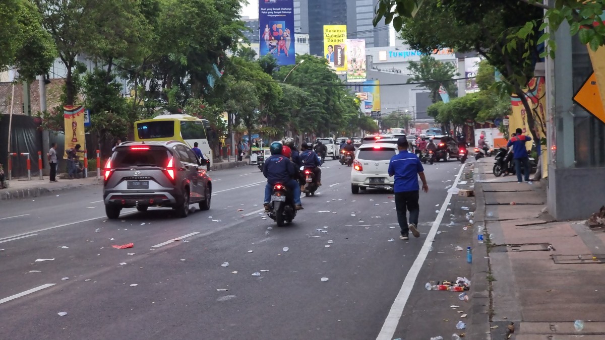 Sampah berserakan imbas demo buruh. (Foto-foto: Ni'am Kurniawan/jatimnow.com)