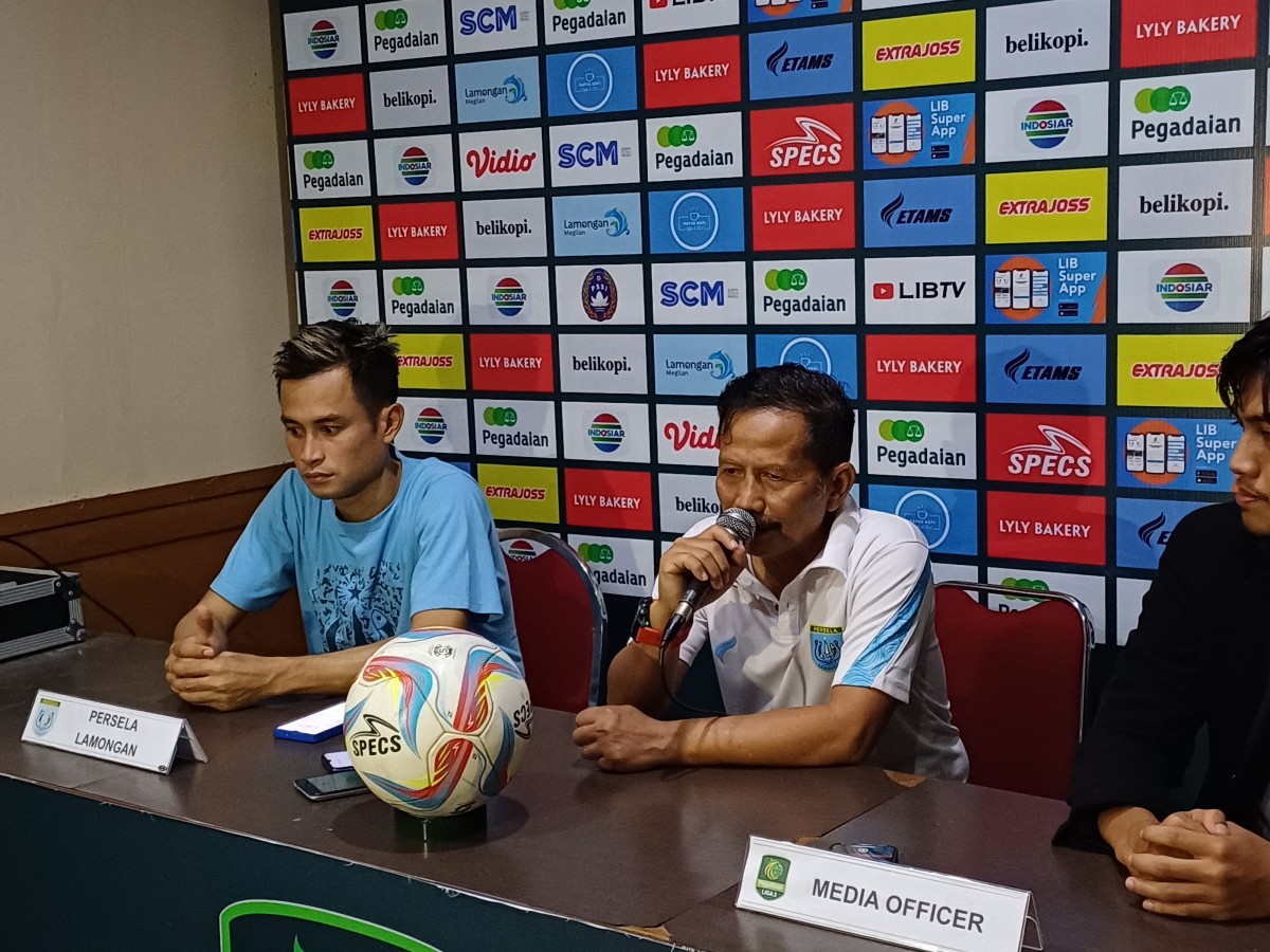 Pelatih Persela Lamongan, Djanur saat konferensi pers setelah pertandingan Persela kontra Deltras. (Foto : Adyad Ammy Iffansah/jatimnow.com)