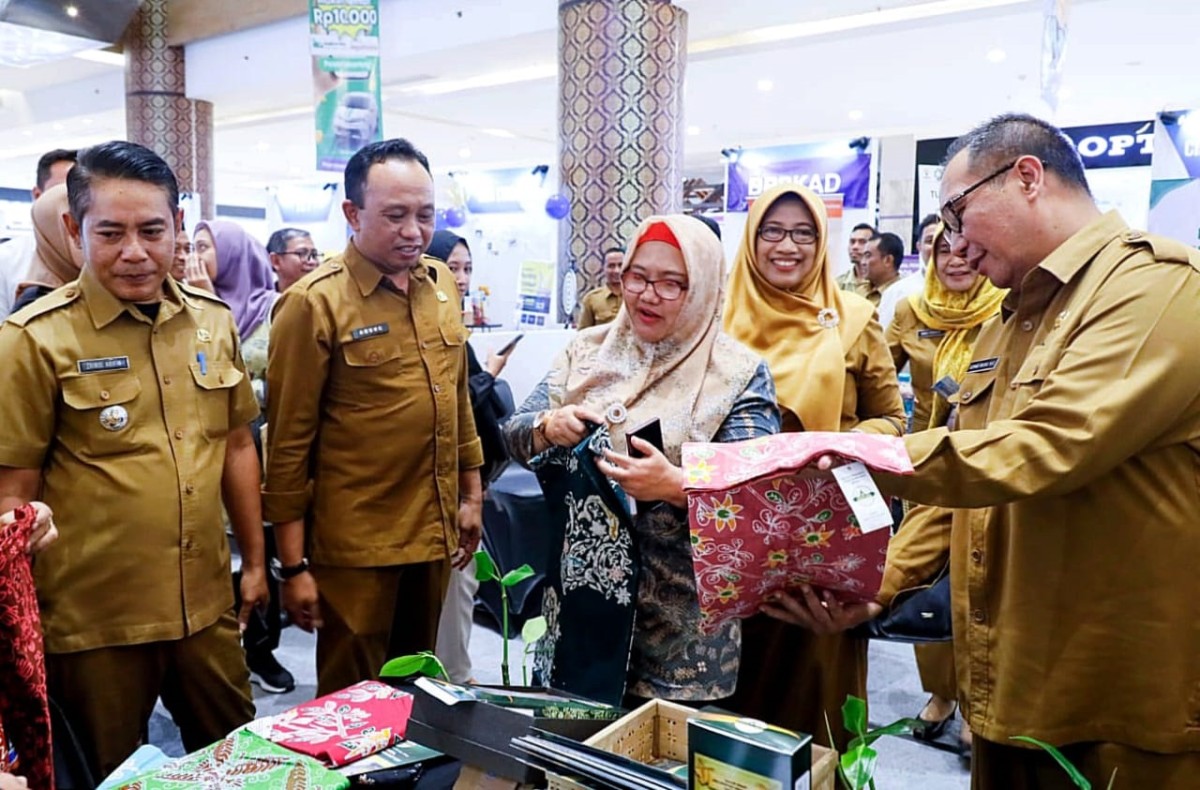 Wakil Bupati Gresik Aminatun Habibah (tengah) saat meninjau salah satu stan UMKM di Atrium Gresmall Gresik (Foto: Humas Pemkab Gresik for jatimnow.com)