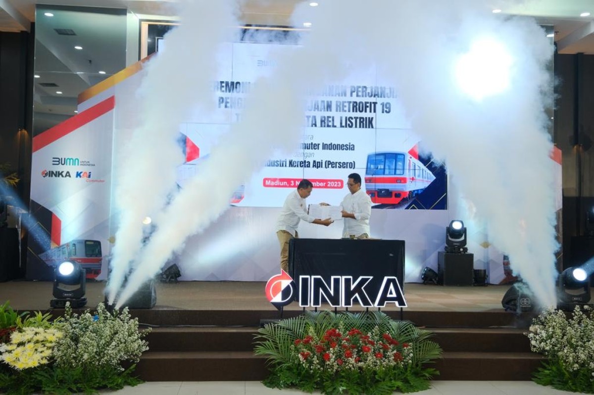 Penandatanganan kontrak kerjasama PT KCI atau KAI Commuter dan PT INKA (Persero). (Foto: Ahmad Fauzani/jatimnow.com)