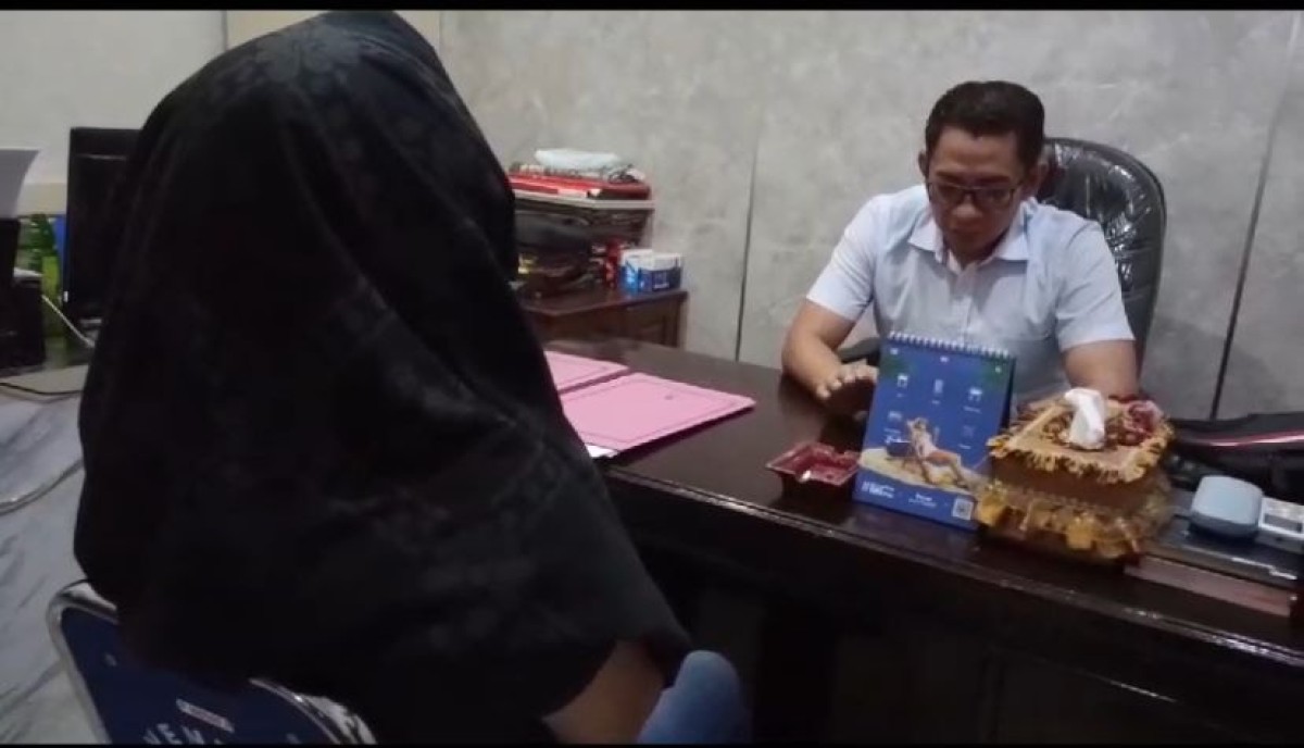 Terduga pelaku yang menjalani pemeriksaan di Polres Ponorogo. (Fathor Rahman/jatimnow.com)