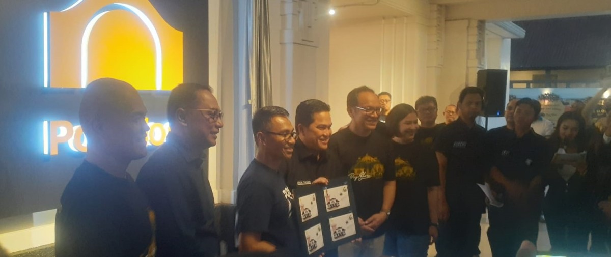 Menteri BUMN, Erick Thohir, Wali Kota Surabaya, Eri Cahyadi, dan Direktur Utama PT Pos Indonesia, Faizal Rochmad Djumadi, beserta jajaran direksi PT Pos Indonesia dalam peresmian Pos Bloc. (Foto: Endang Pergiwati/jatimnow.com)