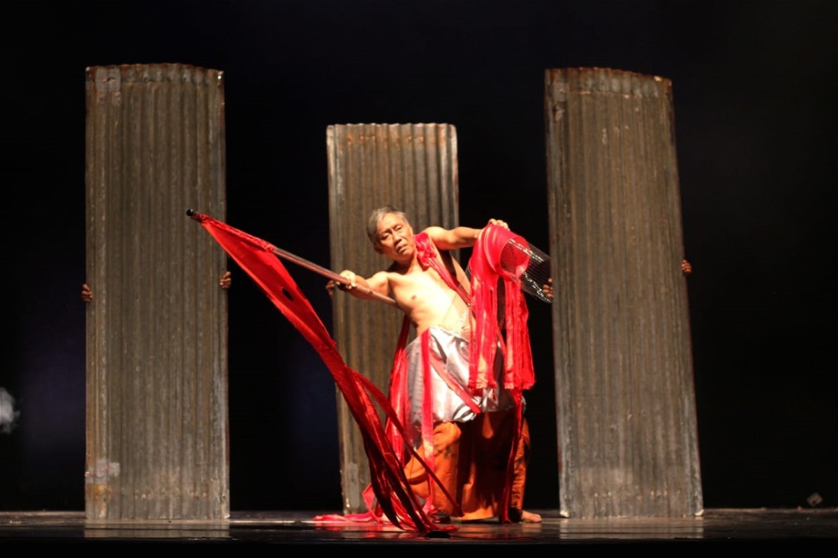 Pertunjukkan Dinati Bulldog oleh Teater Api. (Foto: Sahlul Fahmi/jatimnow.com)