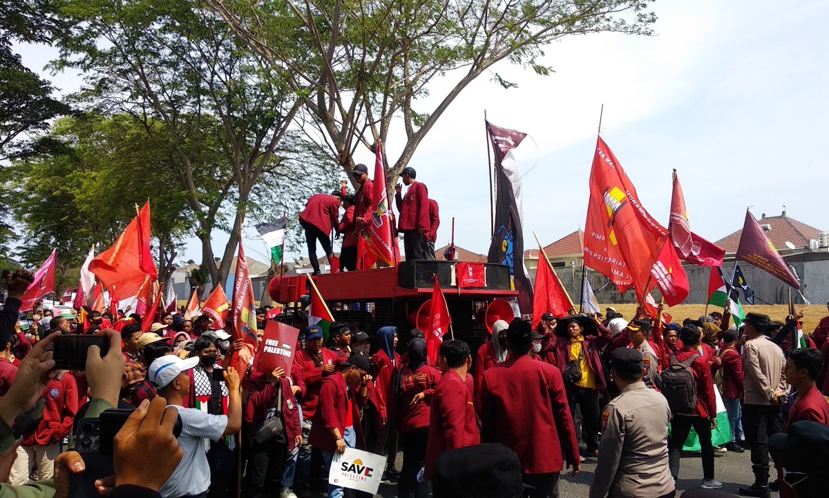 Ratusan Mahasiswa Geruduk Konjen AS di Surabaya, Tuntut Kedutaan Amerika Pergi dari Indonesia