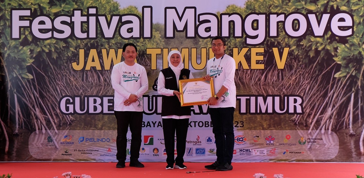 Penghargaan ini diserahkan langsung oleh Gubernur Jatim Khofifah Indar Pawarangsa kepada Regional Head 2 Pelindo Ardhy Wahyu Basuki dalam rangkaian acara Festival Mangrove Jatim.