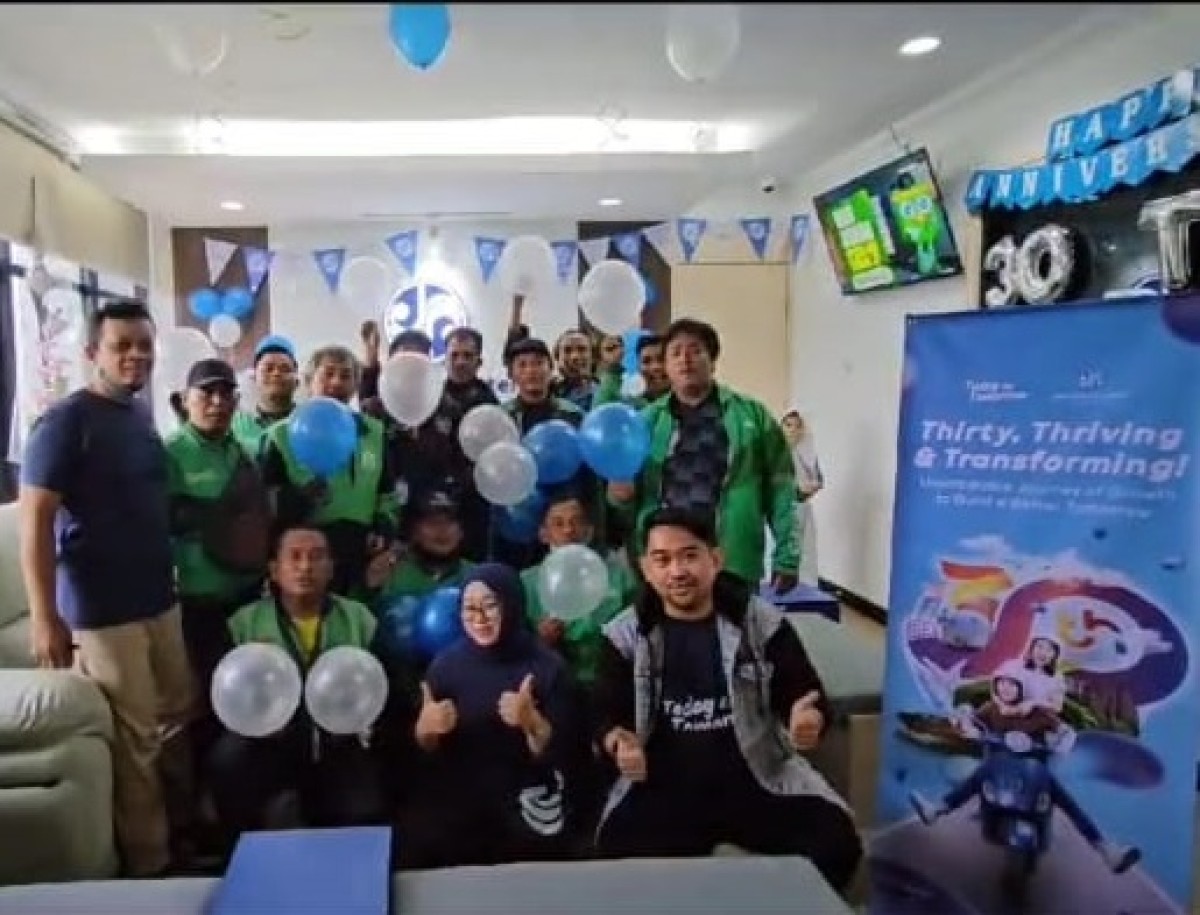 HUT ke-30, PT. Jasaraharja Putera Berikan Sembako dan Asuransi Siranmor bagi 30 Pengemudi Ojol Surabaya