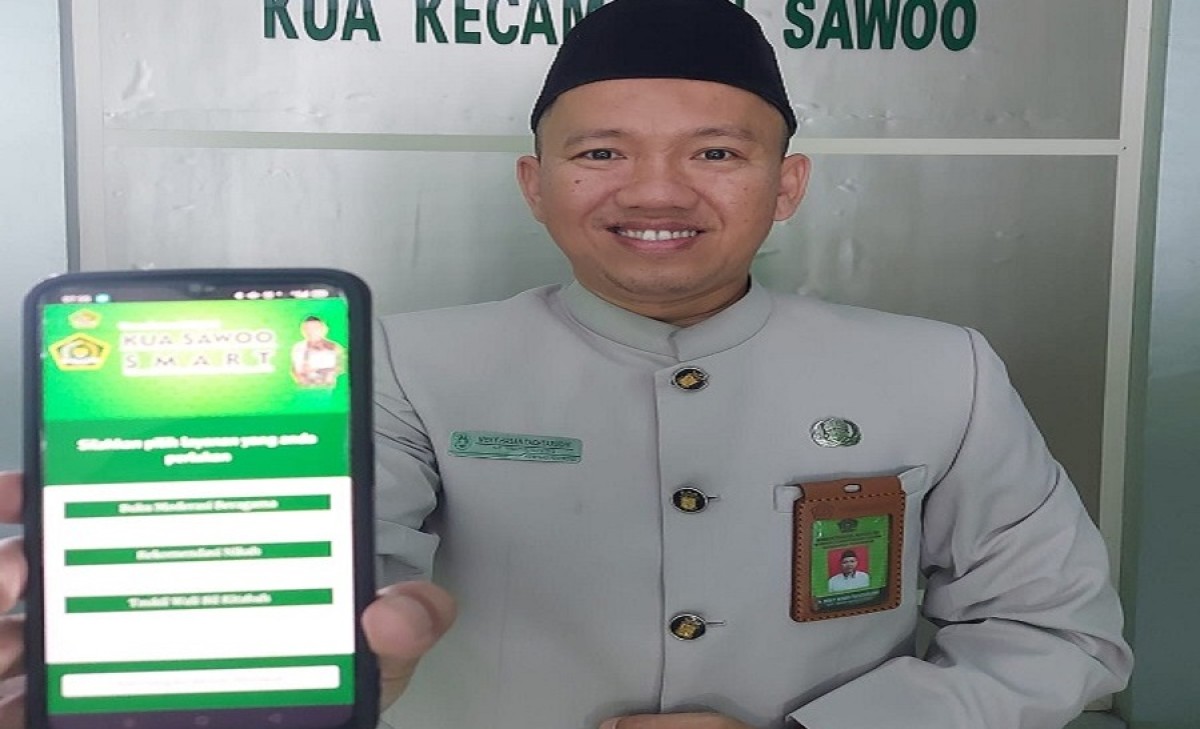 Kepala KUA Sawoo Ponorogo, Meky Hasan Tachrudin menunjukkan aplikasi KUA Sawoo Smart. (Foto: Ahmad Fauzani/jatimnow.com)