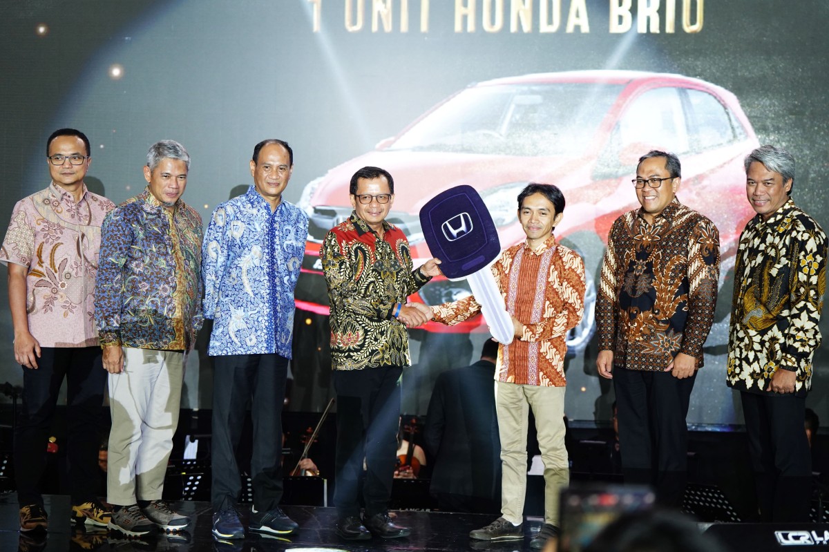 Direktur Utama SIG, Donny Arsal (kiri) memberikan hadiah doorprize utama kepada pemilik Toko Bangunan Bromo Mas, Muhammad Syukron (kanan), di Ballroom Shangri-La Hotel, Surabaya. (Foto: Humas SIG Indonesia)