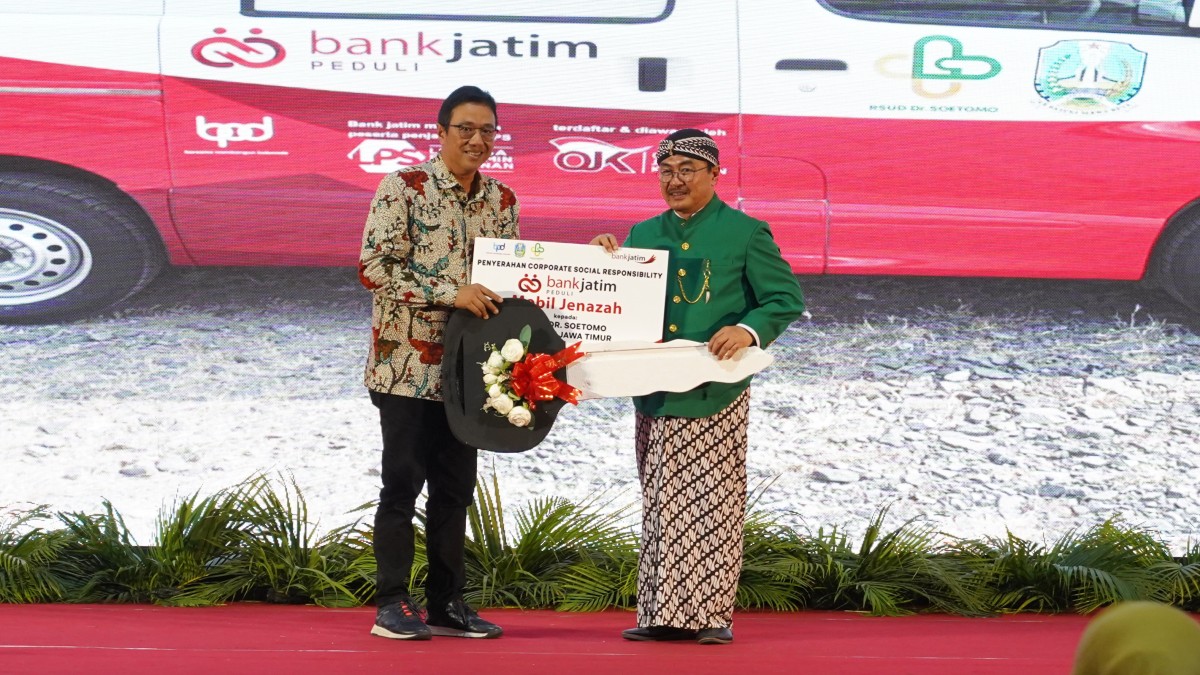 Penyerahan CSR dilakukan secara simbolis oleh Direktur Kepatuhan Bank Jatim Tonny Prasetyo kepada Direktur RSUD Dr. Soetomo Dr. Joni Wahyuhadi (Foto: Humas Bank Jatim for jatimnow.com)