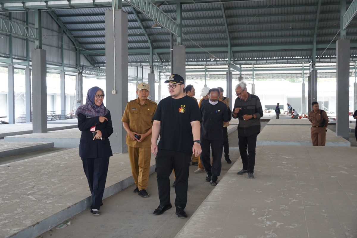 Mas Dhito cek revitalisasi Pasar Wates. (Foto: Humas Pemkab Kediri for jatimnow.com)  