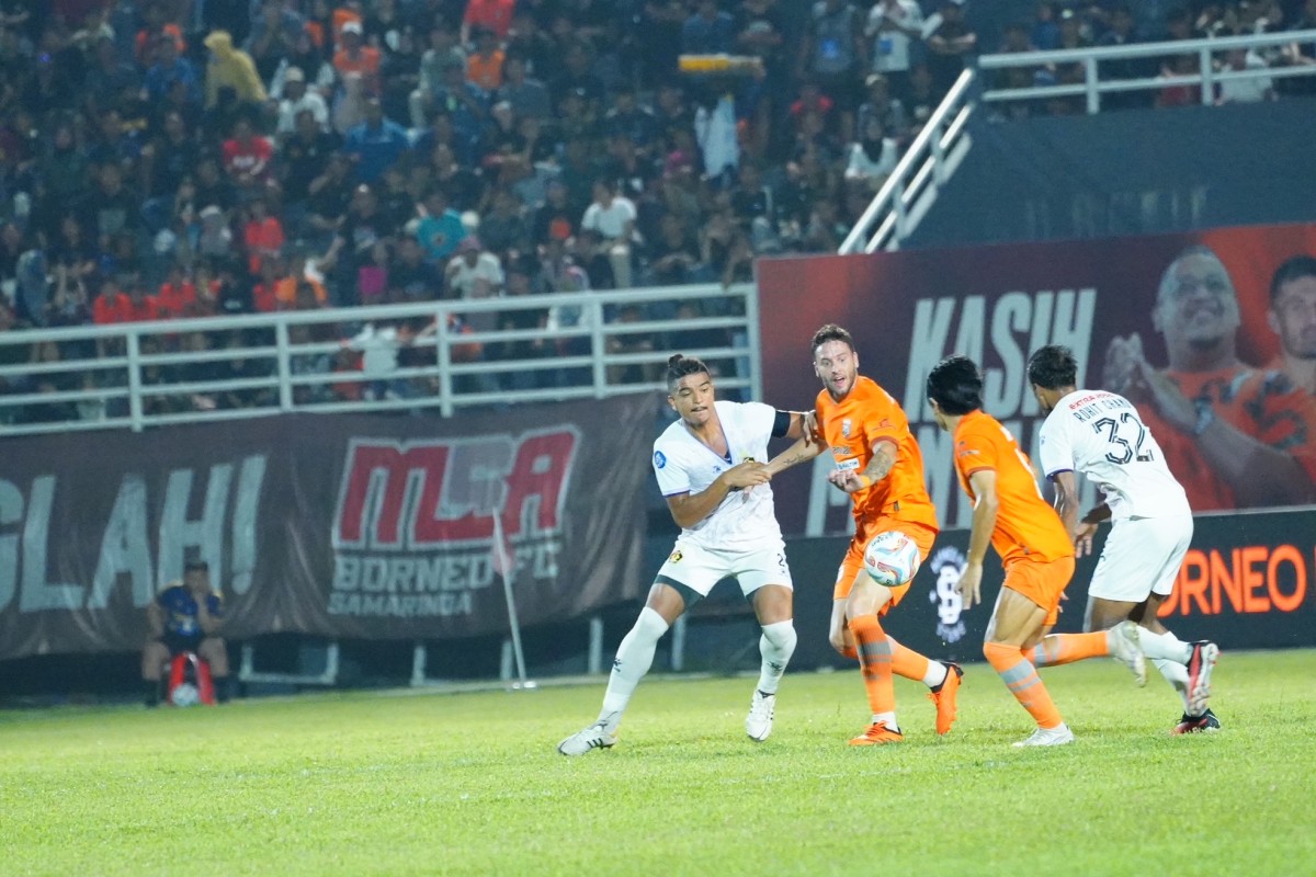 Kapten tim Persik Kediri Anderson do Nascimento berduel dengan pemain Borneo FC. (Foto : Persik Kediri for jatimnow.com)