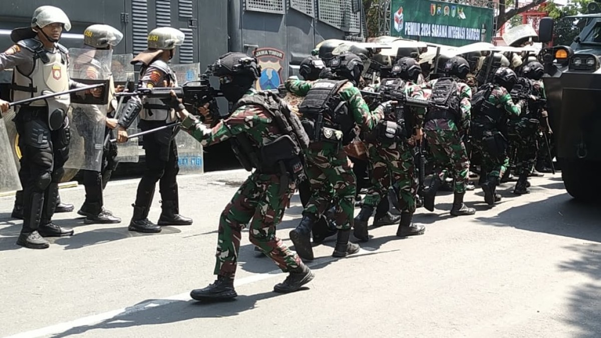 Salah satu peragaan dalam simulasi pengamanan Pemilu 2024. (Foto: Yanuar Dedy/jatimnow.com)