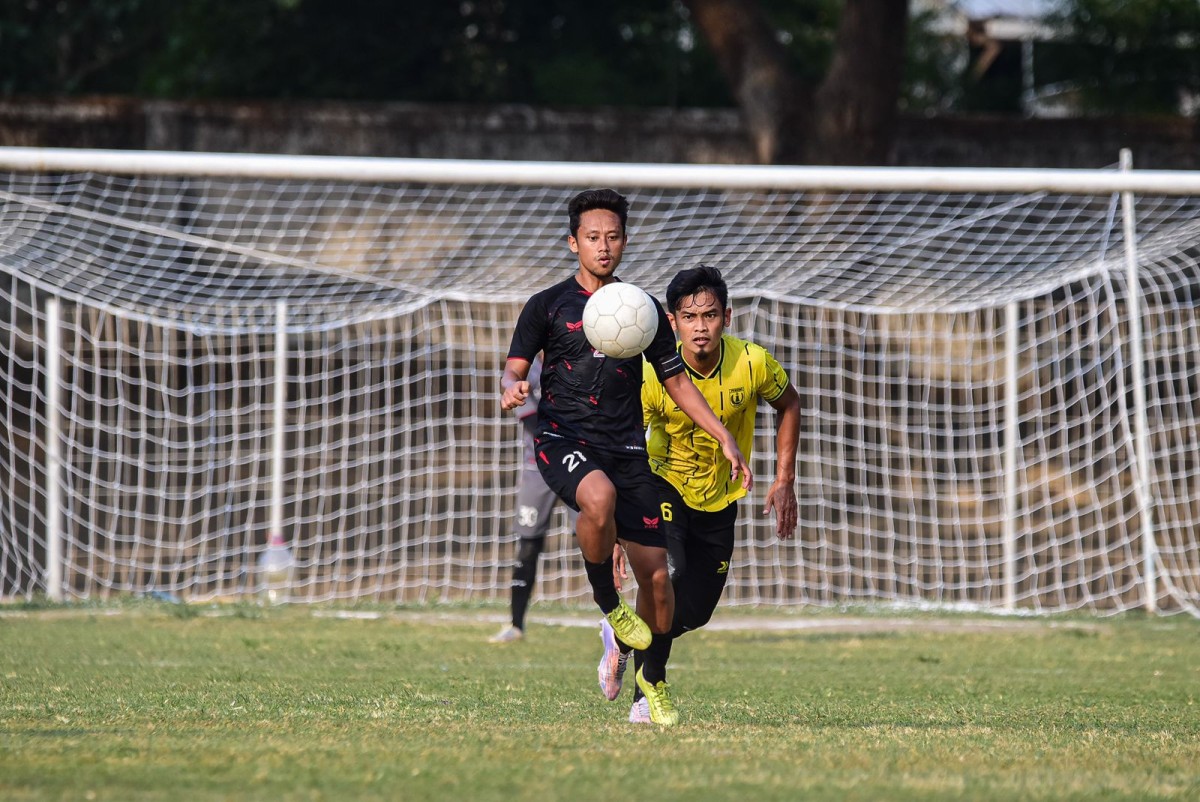 Duel pemain Persedikab Kediri dan Persibo Bojonegoro. (Foto : Persedikab/jatimnow.com)