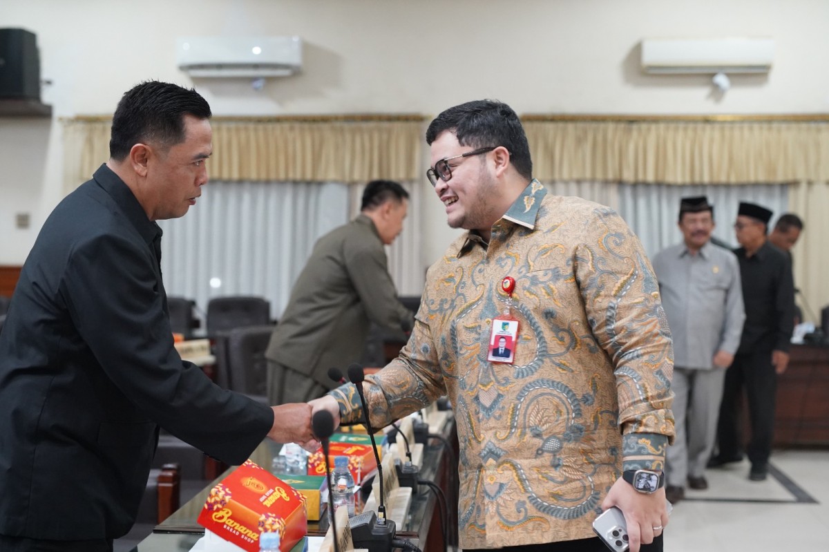 Mas Dhito usai rapat paripurna dengan agenda Persetujuan Raperda tentang APBD 2024. (Foto : Humas Pemkab Kediri/jatimnow.com)